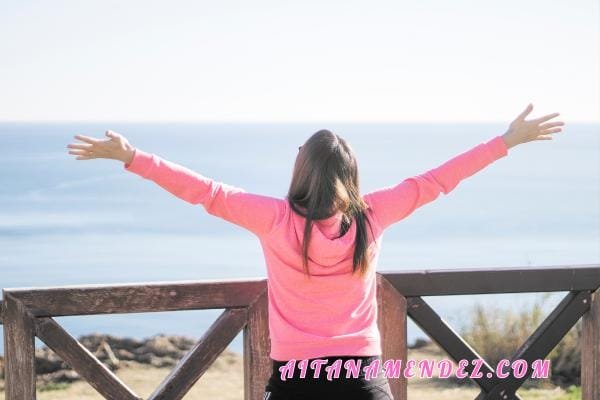 ¿Sientes que nada fluye? Guía definitiva para Limpiar tu Aura y Abrir Caminos 1 Mujer liberada tras limpieza de aura y abrir caminos energeticos